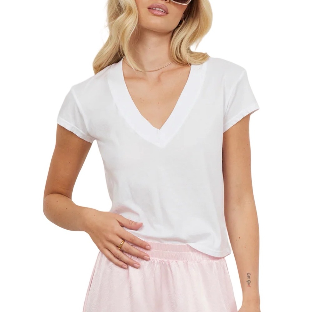 LAmade‎ White V-Neck Women's Short Sleeve Top L